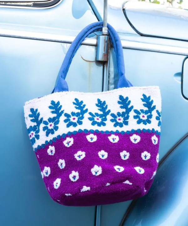 Petit sac à main brodé en chenille