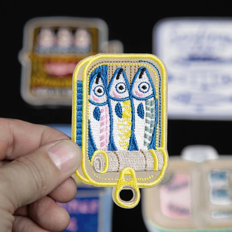 Écusson thermocollant en forme de petite boîte de sardines | Écusson brodé en forme de poisson