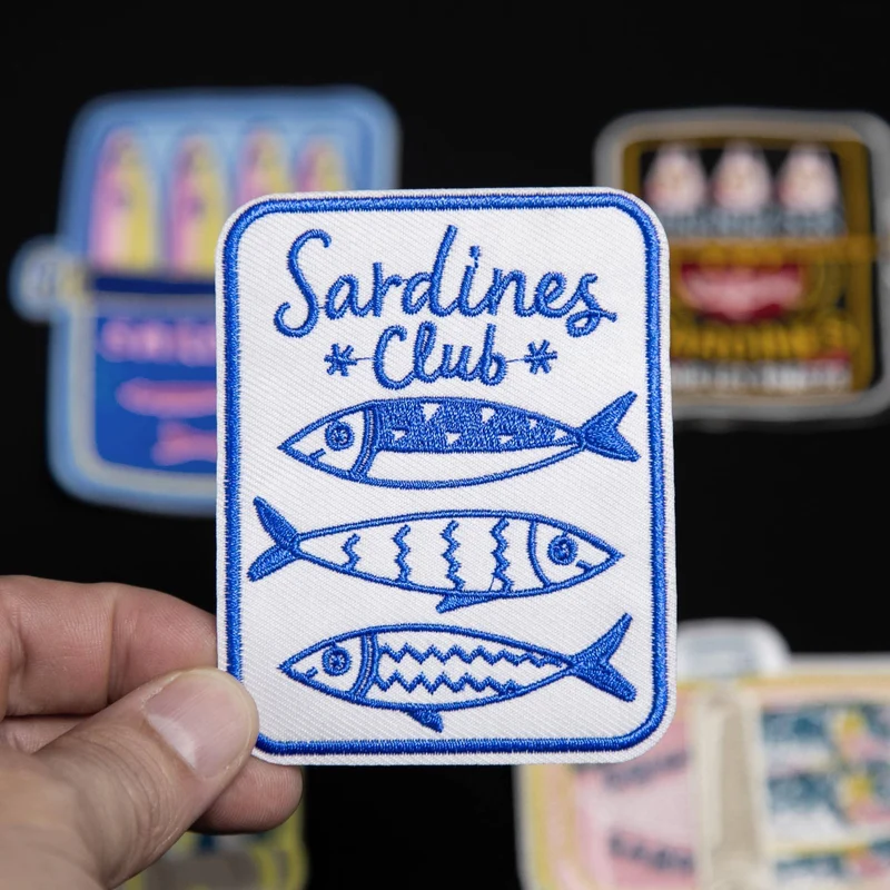Écusson thermocollant Sardines Club | Écusson brodé en forme de poisson