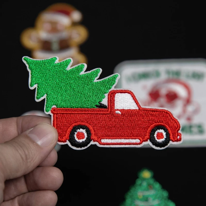 Écusson thermocollant « Petit camion rouge transportant un sapin de Noël » | Écusson brodé