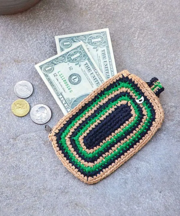 Pochette tricotée à la main