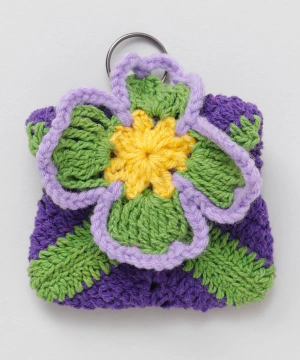 Mini pochette en crochet floral