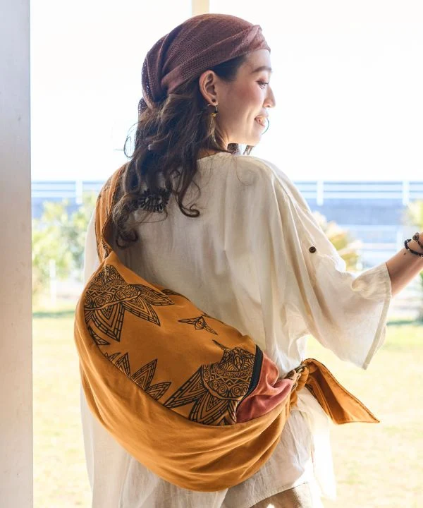 Sac à bandoulière inspiré de Damasquinado