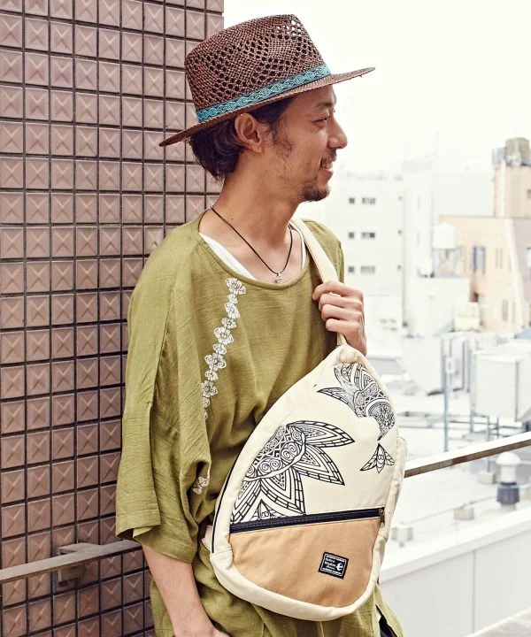 Sac à bandoulière inspiré du damasquinado