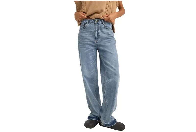 AU-DELÀ DES JEANS À JAMBE RELAXÉE