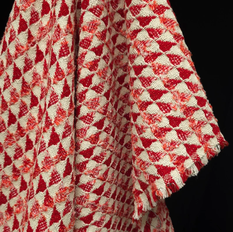 Jacquard Texturé en Coton & Lurex | Tissage Géométrique Rouge & Écru